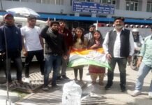 पौड़ी में युवा कांग्रेस और आप कार्यकर्ताओं ने सरकार का पुतला फूंककर किया प्रदर्शन youth-congress-protest against state government