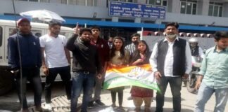 पौड़ी में युवा कांग्रेस और आप कार्यकर्ताओं ने सरकार का पुतला फूंककर किया प्रदर्शन youth-congress-protest against state government
