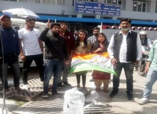 पौड़ी में युवा कांग्रेस और आप कार्यकर्ताओं ने सरकार का पुतला फूंककर किया प्रदर्शन youth-congress-protest against state government