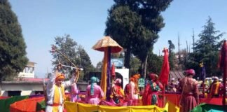 पौड़ी गढ़वाल : मुंडनेश्वर में उत्सव ग्रुप ने किया चक्रव्यूह का मंचन, अभिमंयु वध देख भावुक हुए लोग Utsav-group-staged-Chakravyuh