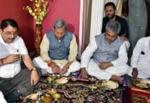 उत्तराखंड : मुख्यमंत्री तीरथ सिंह रावत ने दलित नेता के घर किया भोजन cm-tirath