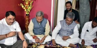 उत्तराखंड : मुख्यमंत्री तीरथ सिंह रावत ने दलित नेता के घर किया भोजन cm-tirath