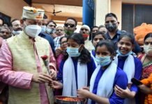 मुख्यमंत्री तीरथ सिंह रावत ने श्री श्रद्धानंद बाल वनिता आश्रम के बच्चों के साथ मनाया अपना जन्मदिन cm-tirath-birthday