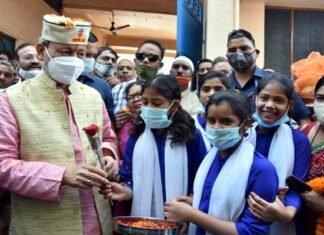 मुख्यमंत्री तीरथ सिंह रावत ने श्री श्रद्धानंद बाल वनिता आश्रम के बच्चों के साथ मनाया अपना जन्मदिन cm-tirath-birthday