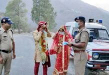 सतपुली पुलिस द्वारा दूल्हा दुल्हन को बांटे गए मास्क groom-bride-in-Masks