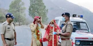 सतपुली पुलिस द्वारा दूल्हा दुल्हन को बांटे गए मास्क groom-bride-in-Masks
