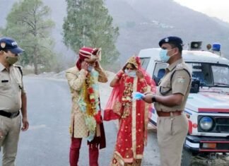 सतपुली पुलिस द्वारा दूल्हा दुल्हन को बांटे गए मास्क groom-bride-in-Masks
