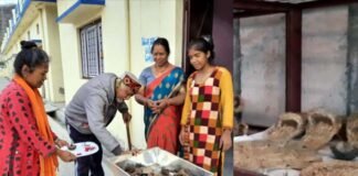 सतपुली : स्वरोजगार की अलख जगा रही हैं नीलम नीलकंठ, मलेठी में गोबर से हवन सामग्री बनाने का लघु उद्योग किया शुरू handicraft-industry-in-satpuli