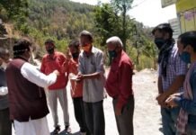 कांग्रेस प्रदेश सचिव कवीन्द्र इस्टवाल ने तहसील चौबट्टाखाल में बांटे मास्क kavindra-ishtwal