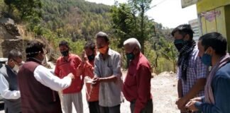 कांग्रेस प्रदेश सचिव कवीन्द्र इस्टवाल ने तहसील चौबट्टाखाल में बांटे मास्क kavindra-ishtwal