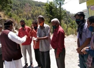 कांग्रेस प्रदेश सचिव कवीन्द्र इस्टवाल ने तहसील चौबट्टाखाल में बांटे मास्क kavindra-ishtwal