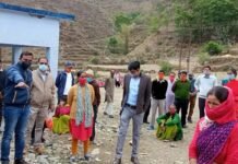 पौड़ी डीएम डॉ. जोगदण्डे ने विकासखंड पोखडा के ग्राम पंचायत गड़ोली में मशरूम फार्म का किया स्थलीय निरीक्षण mushroom-farm-in-Pokhada