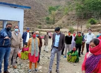 पौड़ी डीएम डॉ. जोगदण्डे ने विकासखंड पोखडा के ग्राम पंचायत गड़ोली में मशरूम फार्म का किया स्थलीय निरीक्षण mushroom-farm-in-Pokhada