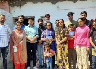 NSUI के 51वें स्थापना दिवस पर NSUI पौड़ी द्वारा गरीब छात्रों को उनके आवास पर जाकर पाठ्य सामाग्री भेंट की गई nsui-pauri