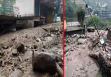 उत्तराखंड : चमोली में बादल फटने से भारी तबाही, मलबे में दबे कई घर, दुकानें और वाहन Cloudburst in chamoli