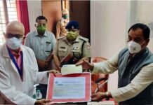 कोरोना से जंग : वन मंत्री डॉ. हरक सिंह रावत ने कोटद्वार बेस अस्पताल को सौंपा पांच करोड़ का चेक Forest Minister Harak Singh Rawat
