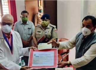 कोरोना से जंग : वन मंत्री डॉ. हरक सिंह रावत ने कोटद्वार बेस अस्पताल को सौंपा पांच करोड़ का चेक Forest Minister Harak Singh Rawat