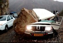 श्रीनगर से ऋषिकेश आ रही कार के ऊपर गिरा भारी-भरकम पत्थर, कार के परखच्चे उड़े Heavy stone falls on car