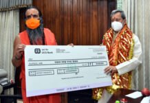 कोविड से लड़ाई में संत समाज भी आगे आया, मुख्यमंत्री को सौंपा 50 लाख का चैक Sant Samaj also came forward in the fight with covid