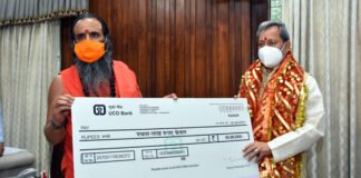 कोविड से लड़ाई में संत समाज भी आगे आया, मुख्यमंत्री को सौंपा 50 लाख का चैक Sant Samaj also came forward in the fight with covid