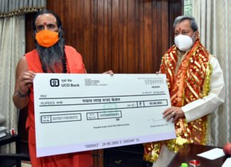 कोविड से लड़ाई में संत समाज भी आगे आया, मुख्यमंत्री को सौंपा 50 लाख का चैक Sant Samaj also came forward in the fight with covid