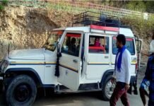 कोरोना काल में निशुल्क गाड़ी की सेवा देकर गांव में राशन एवं दवाइयां पंहुचा रहा युवा ओमी डोबरियाल Omi-Dobriyal-providing-free