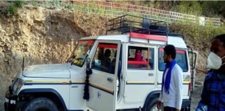 कोरोना काल में निशुल्क गाड़ी की सेवा देकर गांव में राशन एवं दवाइयां पंहुचा रहा युवा ओमी डोबरियाल Omi-Dobriyal-providing-free