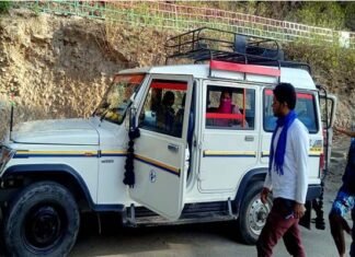 कोरोना काल में निशुल्क गाड़ी की सेवा देकर गांव में राशन एवं दवाइयां पंहुचा रहा युवा ओमी डोबरियाल Omi-Dobriyal-providing-free