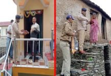 कोरोना संकट काल में बुजुर्ग व्यक्तियों की कुशलक्षेम पूछने उनके आवास पर पहुंचे पौड़ी जनपद पुलिस के क्षेत्राधिकारी, कम्यूनिटी बास्केट से राशन किट की भेंट