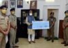 कोरोना के खिलाफ जंग में आगे आई उत्तराखंड पुलिस, मुख्यमंत्री को सौंपा 85 लाख 95 हजार रुपए (एक दिन का वेतन) का चेक Uttarakhand Police handed over check of 85 lakh 95 thousand