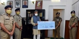 कोरोना के खिलाफ जंग में आगे आई उत्तराखंड पुलिस, मुख्यमंत्री को सौंपा 85 लाख 95 हजार रुपए (एक दिन का वेतन) का चेक Uttarakhand Police handed over check of 85 lakh 95 thousand