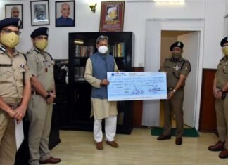 कोरोना के खिलाफ जंग में आगे आई उत्तराखंड पुलिस, मुख्यमंत्री को सौंपा 85 लाख 95 हजार रुपए (एक दिन का वेतन) का चेक Uttarakhand Police handed over check of 85 lakh 95 thousand