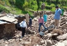 जिलाधिकारी डॉ. जोगदण्डे ने आमसेरा में बादल फटने वाले स्थल का लिया जायजा, क्षतिग्रस्त गोशाला, पेयजल लाइन, पैदल मार्ग, पानी का स्रोत, खेत आदि को तत्काल ठीक कर करने के अधिकारीयों को दिए निर्देश