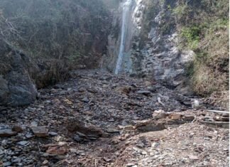 कोरोना काल में भी गंदा पानी पीने को मजबूर बंदूण गांव के ग्रामीण bandun-gaon