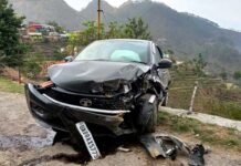 कल्जीखाल बाजार से आगे डांग-गिदरासू गाँव के समीप चटटान से टकरा कर सड़क किनारे तारबाढ़ पर अटकी कार, बड़ा हादसा टला car-accident-near-kaljikhal