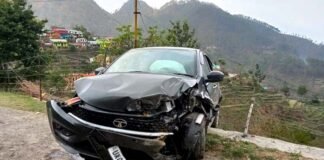कल्जीखाल बाजार से आगे डांग-गिदरासू गाँव के समीप चटटान से टकरा कर सड़क किनारे तारबाढ़ पर अटकी कार, बड़ा हादसा टला car-accident-near-kaljikhal