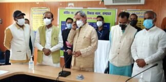 जनपद भ्रमण पर चम्पावत पंहुचे सीएम तीरथ ने लिया स्वास्थ्य सुविधाओं का जायजा, सैंपलिंग बढ़ाने के निर्देश champawat