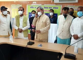 जनपद भ्रमण पर चम्पावत पंहुचे सीएम तीरथ ने लिया स्वास्थ्य सुविधाओं का जायजा, सैंपलिंग बढ़ाने के निर्देश champawat