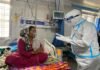 मुख्यमंत्री तीरथ ने पीपीई किट पहनकर कोरोना मरीजों से मुलाकात कर पूछा हालचाल, हौंसला बढाया cm-tirath-PPE-kit