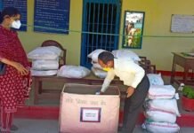 मिशन हौसला के अंतर्गत कम्युनिटी बास्केट में अपर शिक्षा निदेशक पौड़ी द्वारा जरुरतमंदों के लिए दी गई राशन