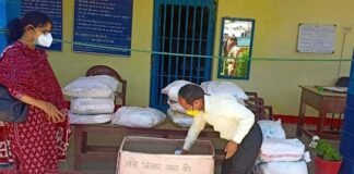 मिशन हौसला के अंतर्गत कम्युनिटी बास्केट में अपर शिक्षा निदेशक पौड़ी द्वारा जरुरतमंदों के लिए दी गई राशन