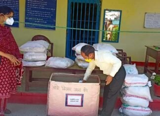 मिशन हौसला के अंतर्गत कम्युनिटी बास्केट में अपर शिक्षा निदेशक पौड़ी द्वारा जरुरतमंदों के लिए दी गई राशन