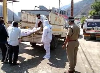 कोरोना योद्धा को चरितार्थ करती सतपुली पुलिस: कोरोना काल में कोरोना वॉरियर्स निभा रहे मानवता का धर्म corona-warriors