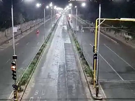 यूपी में दो दिनों के लिए और बढ़ाया गया लॉकडाउन, अब 6 मई सुबह सात बजे तक रहेगी पाबंदी Lockdown extended for two days in UP