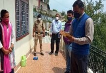 पौड़ी डीएम ने गाँव पहुंचकर पूछा, राशन मिला या नहीं, अचानक डीएम को देख ग्रामीण हुए हैरान pauri-dm-vijay-jogdande