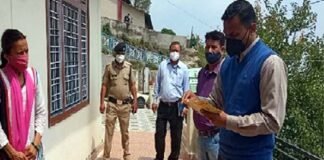 पौड़ी डीएम ने गाँव पहुंचकर पूछा, राशन मिला या नहीं, अचानक डीएम को देख ग्रामीण हुए हैरान pauri-dm-vijay-jogdande