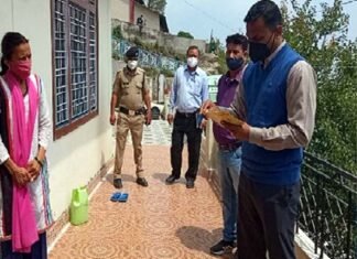 पौड़ी डीएम ने गाँव पहुंचकर पूछा, राशन मिला या नहीं, अचानक डीएम को देख ग्रामीण हुए हैरान pauri-dm-vijay-jogdande