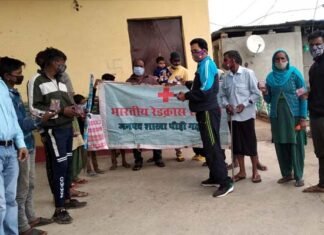 पौड़ी गढ़वाल : विश्व रेडक्रॉस दिवस पर रेडक्रॉस सोसाइटी ने कोविड सुरक्षा में लगे फ्रंटलाइन वर्कर्स को बांटे मास्क, सैनेटाइजर red-cross-society-pauri