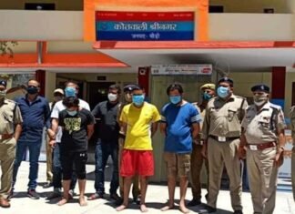 श्रीनगर गढ़वाल : नशीले पदार्थ और अवैध हथियार के साथ एक युवती समेत पांच लोग गिरफ्तार Five people including a young woman arrested in Srinagar with narcotics