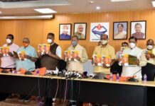 तीरथ सरकार के 100 दिन: मुख्यमंत्री ने विकास पुस्तिका “सेवा, समर्पण और विश्वास के 100 दिन” का विमोचन किया। 100 days of CM Tirath